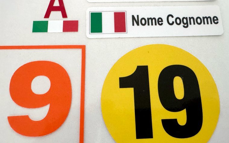 Numeri prespaziati e targhette adesive con la bandiera