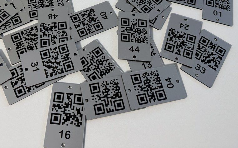 Targhette incise a laser, con codice QR e numero